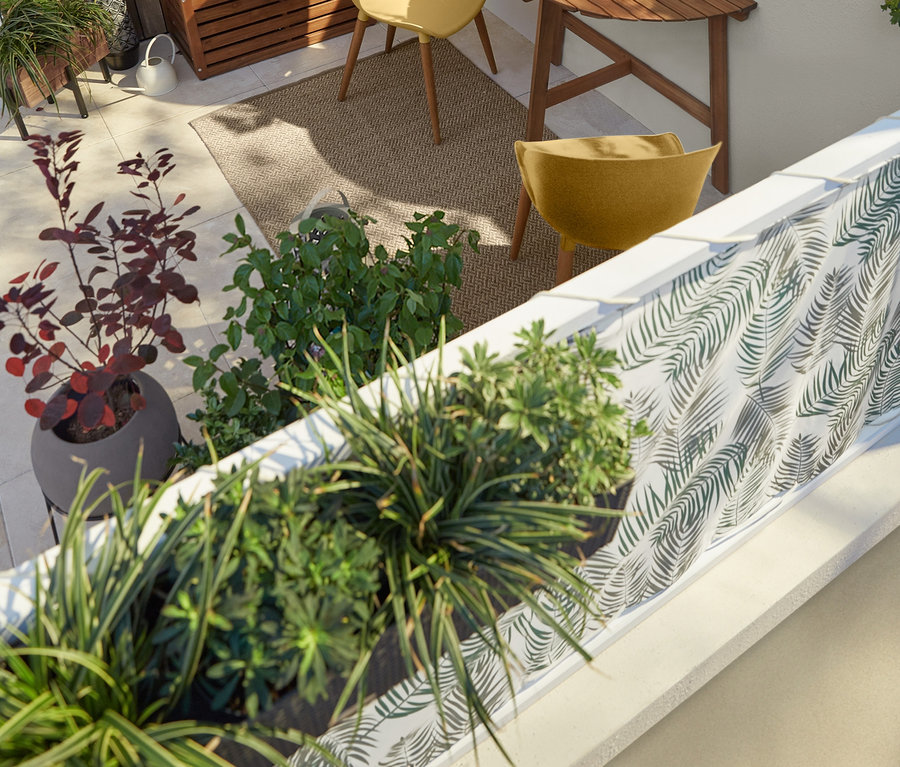 Einrichtung eines Balkons mit zwei gelben Garten-Schalenstühlen, einem Balkon-Klapptisch, 3 Blumenkästen mit Gestell, einer Balkon-Sichtschutzbank und einer LED-Filament-Outdoor-Lichterkette.