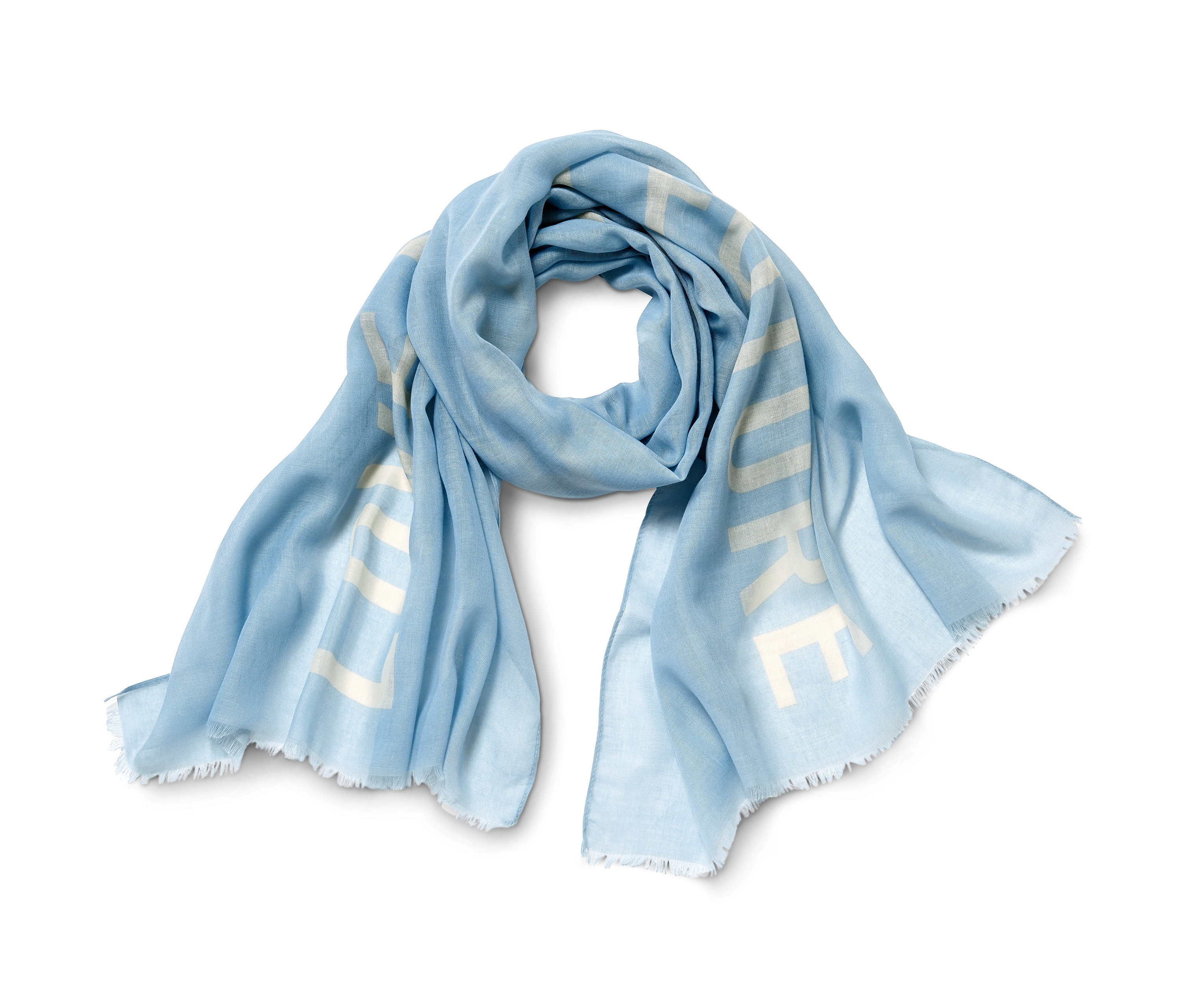 Ein hellblauer Webschal mit Statement-Print liegt auf einem weißen Hintergrund.