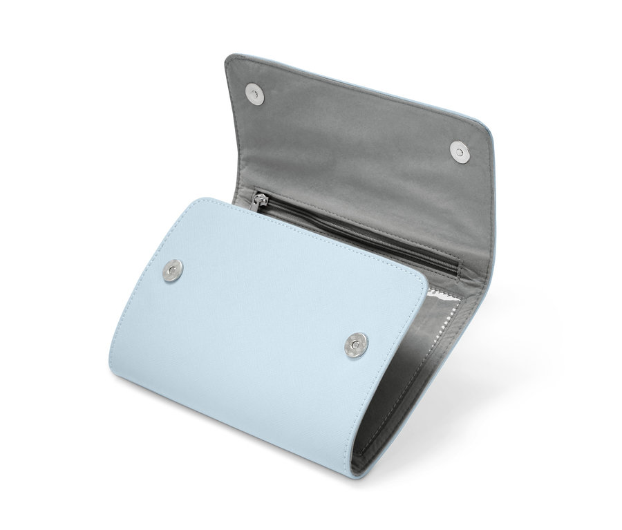 Geöffnete Schmuck-Aufbewahrung in Hellblau.