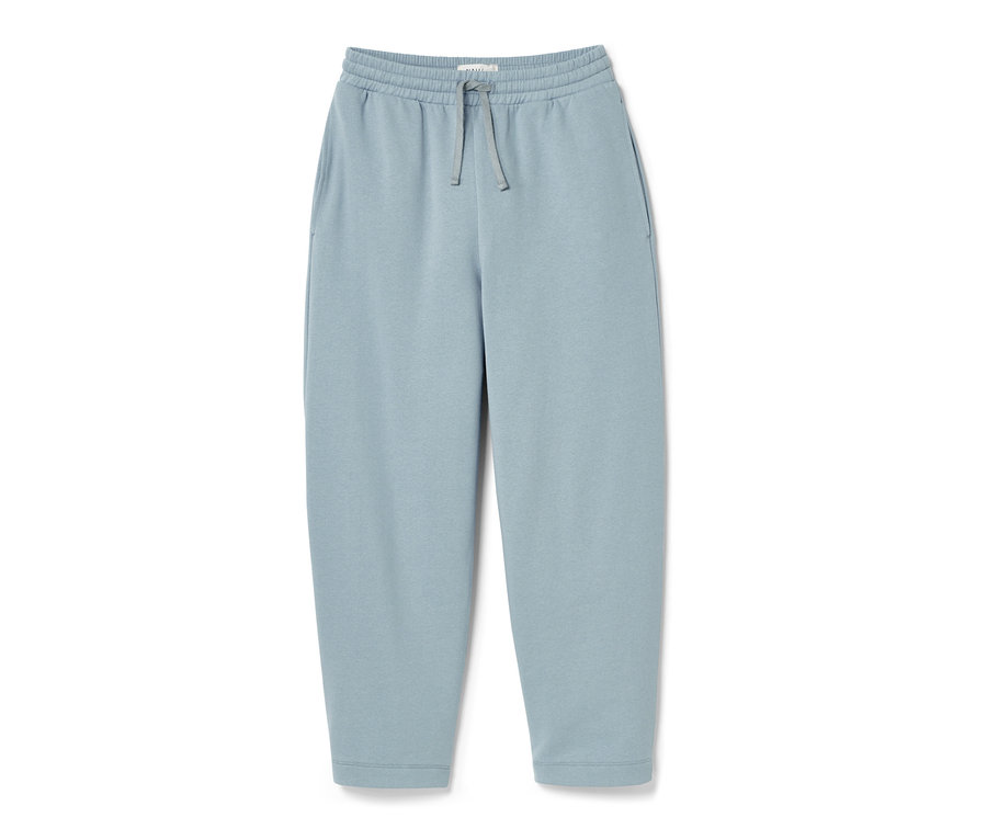 Eine hellblaue NAH/STUDIO Joggpants aus Bio-Baumwolle vor weißem Hintergrund.
