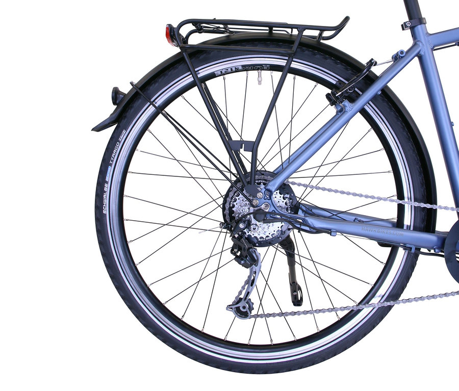 Detailaufnahme vom Hinterrad eines blauen HAWK Bikes E-Bike Herren "e-Trekking Gent BAFANG" mit 28 Zoll und 50-cm-Rahmen.
