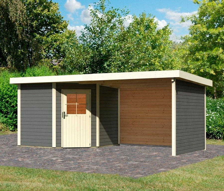 Karibu Gartenhaus mit 3,20 m Anbaudach, 28 mm (Neeltje) steht auf einer gepflasterten Terrasse, umgeben von Grün.