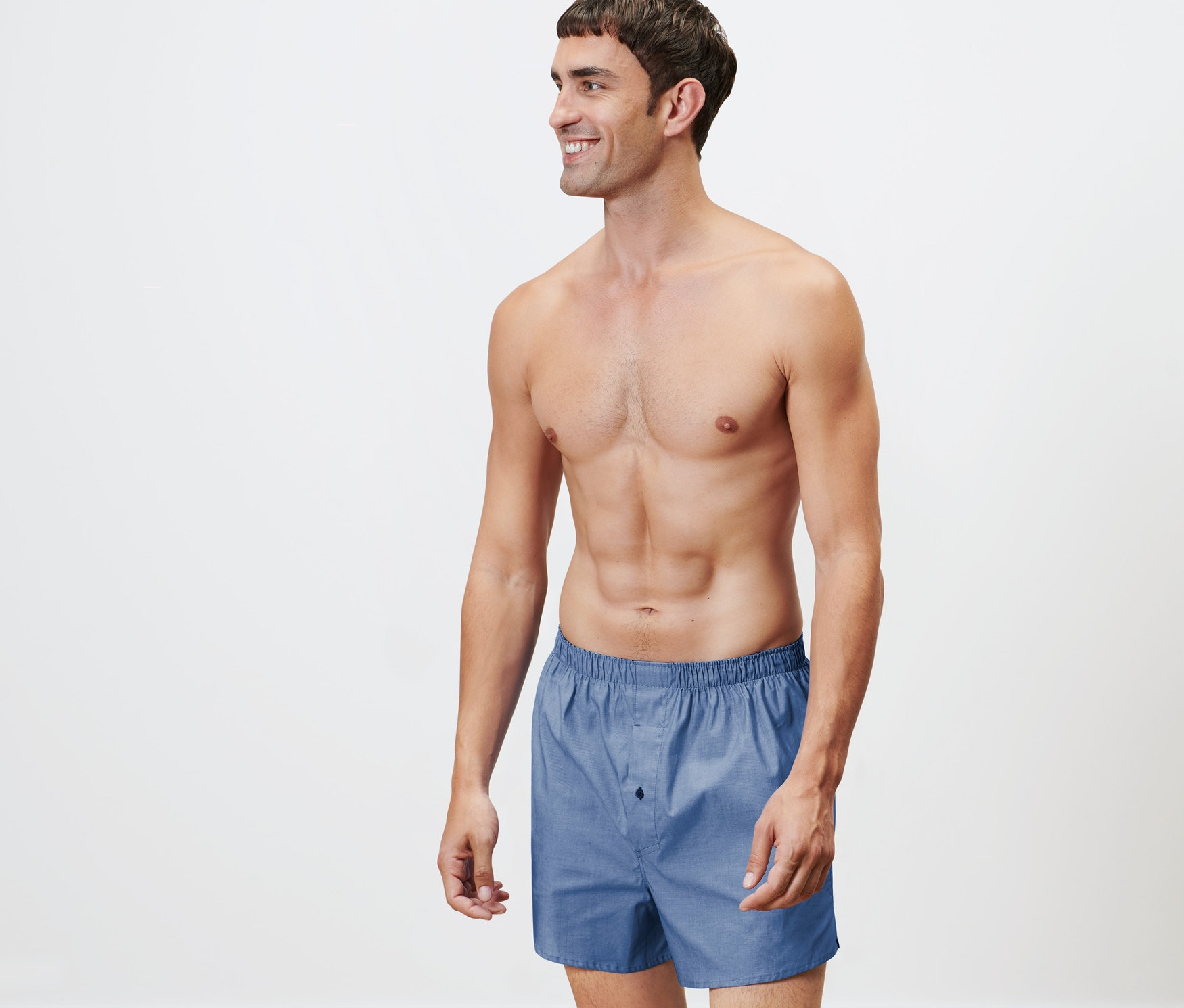 Mann posiert in 4 Web-Boxershorts.