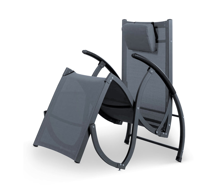 Zwei graue Leco Sonnenliegen stehen auf einem weißen Hintergrund.