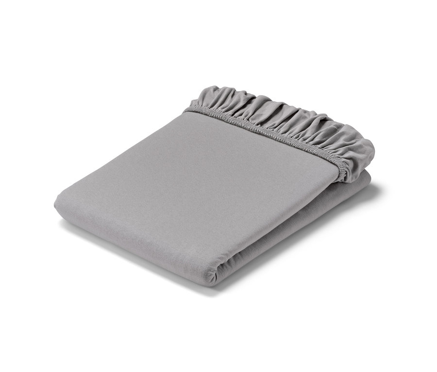 Zusammengelegtes graues Jersey-Spannbettlaken.