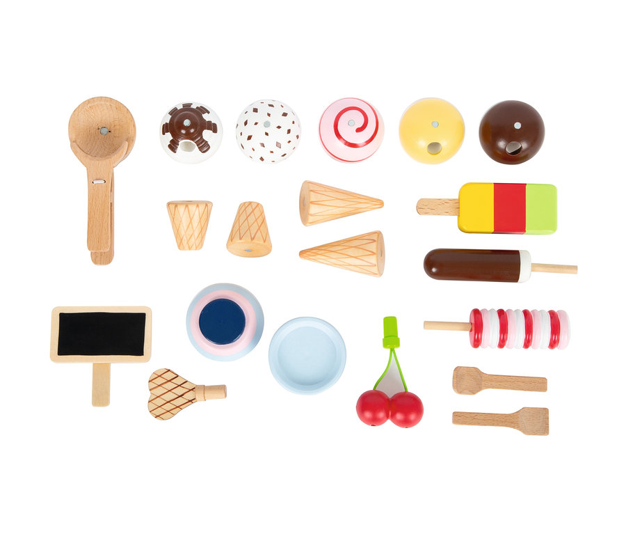 Holzspielzeug small foot Eistheke »fresh« mit Eiskugeln, Waffeln, Eis am Stiel und Löffeln auf weißem Hintergrund angeordnet.