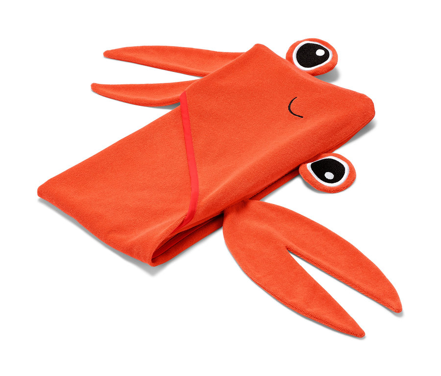 Orangefarbenes Kapuzenhandtuch in Krabbenform liegt gefaltet auf einem weißen Hintergrund.