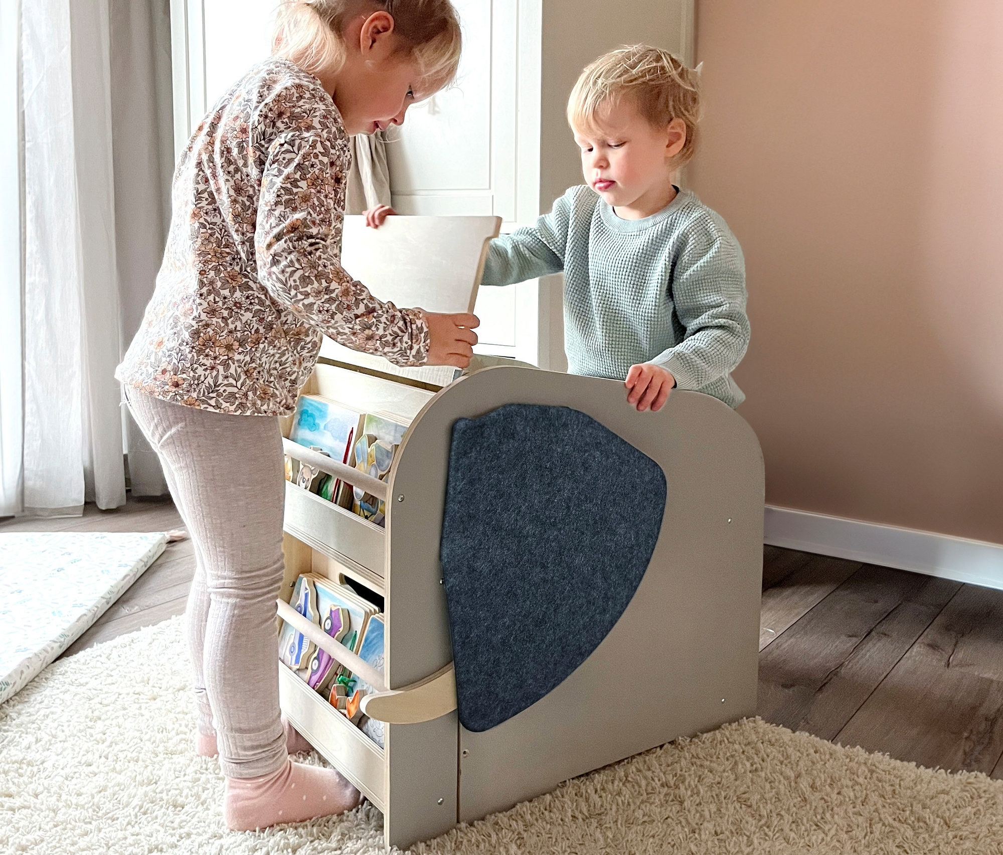 Zwei Kinder spielen mit einer small foot Spielzeugbox Elefant »Wildlife«.