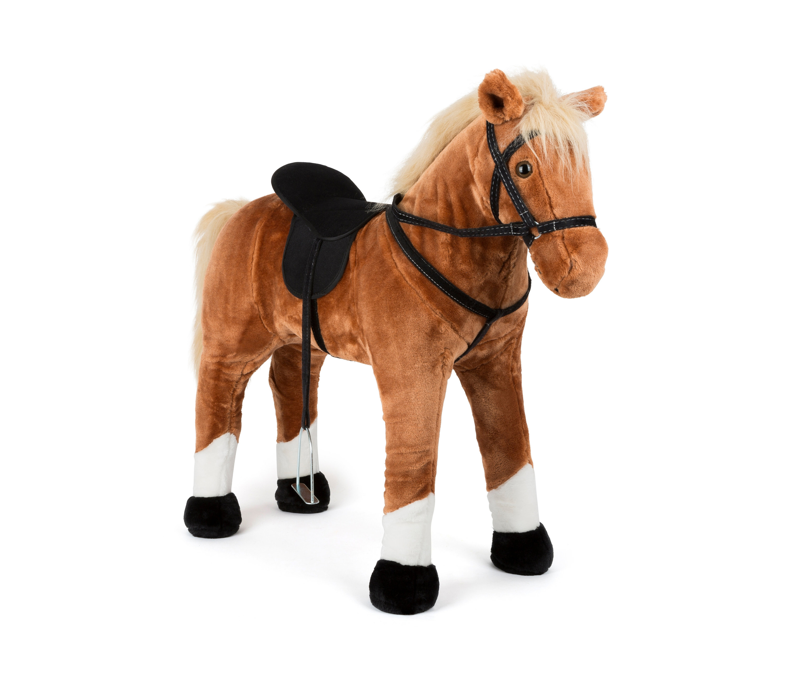 Ein braunes Plüschpferd mit schwarzem Sattel und Zaumzeug steht vor einem weißen Hintergrund. small foot Stehpferd mit Sound.