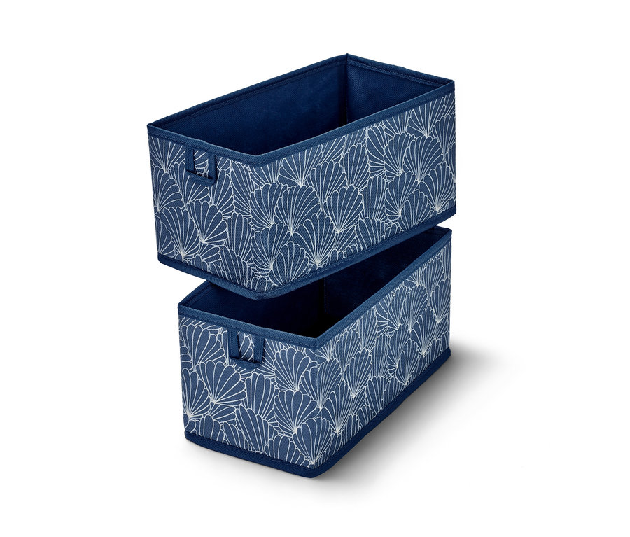 Zwei mittelgroße Schubladen-Ordnungsboxen sind übereinander gestapelt. Die Boxen sind blau mit weißem Muster.