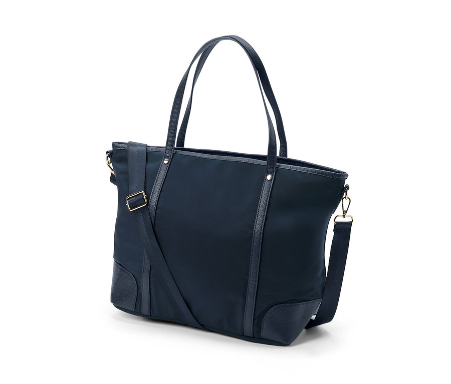 Ein marineblauer Shopper mit Griffen und Schultergurt.