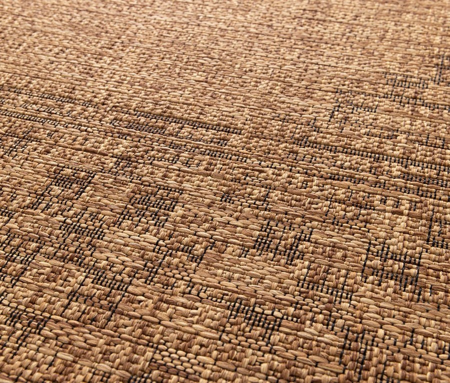 Detailansicht eines beigen Teppichs »Roy« mit dunklen geometrischen Mustern.