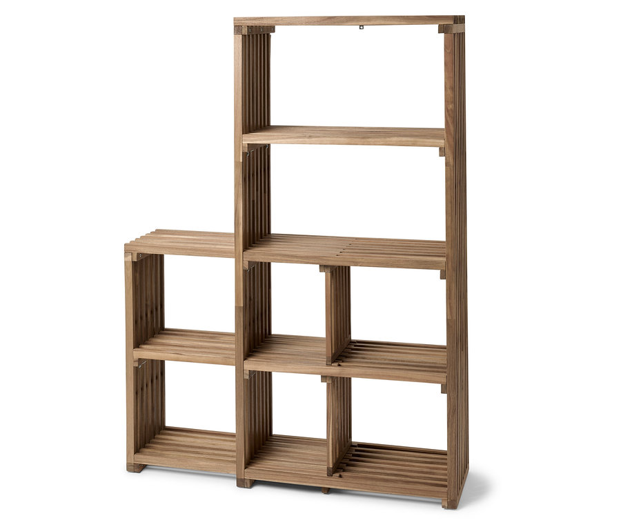 Hölzernes Regal mit mehreren Regalen und Fächern.
