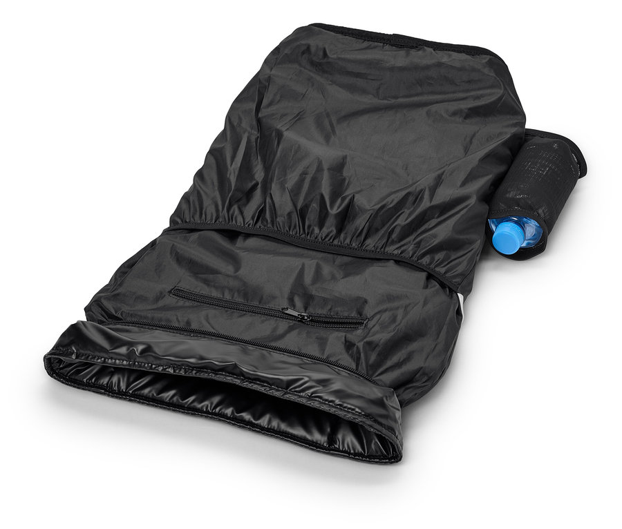 Ein schwarzer Fußsack mit einer Wasserflasche in einem Flaschenhalter.