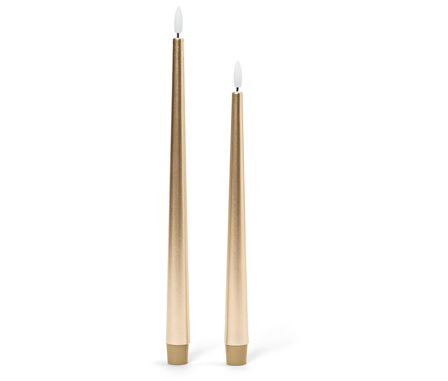 Zwei goldene, konische Kerzen unterschiedlicher Höhe mit weißen Flammen.