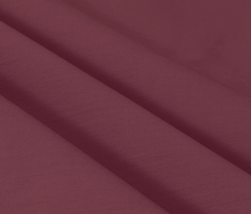 Nahaufnahme einer weinroten Stofftextur mit sanften Falten.