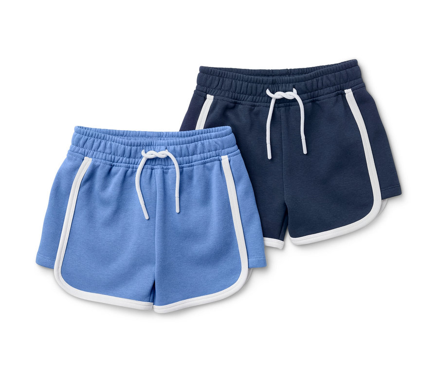 Zwei Kinder-Sweatshorts, eine hellblaue und eine marineblaue, jeweils mit weißer Paspel.