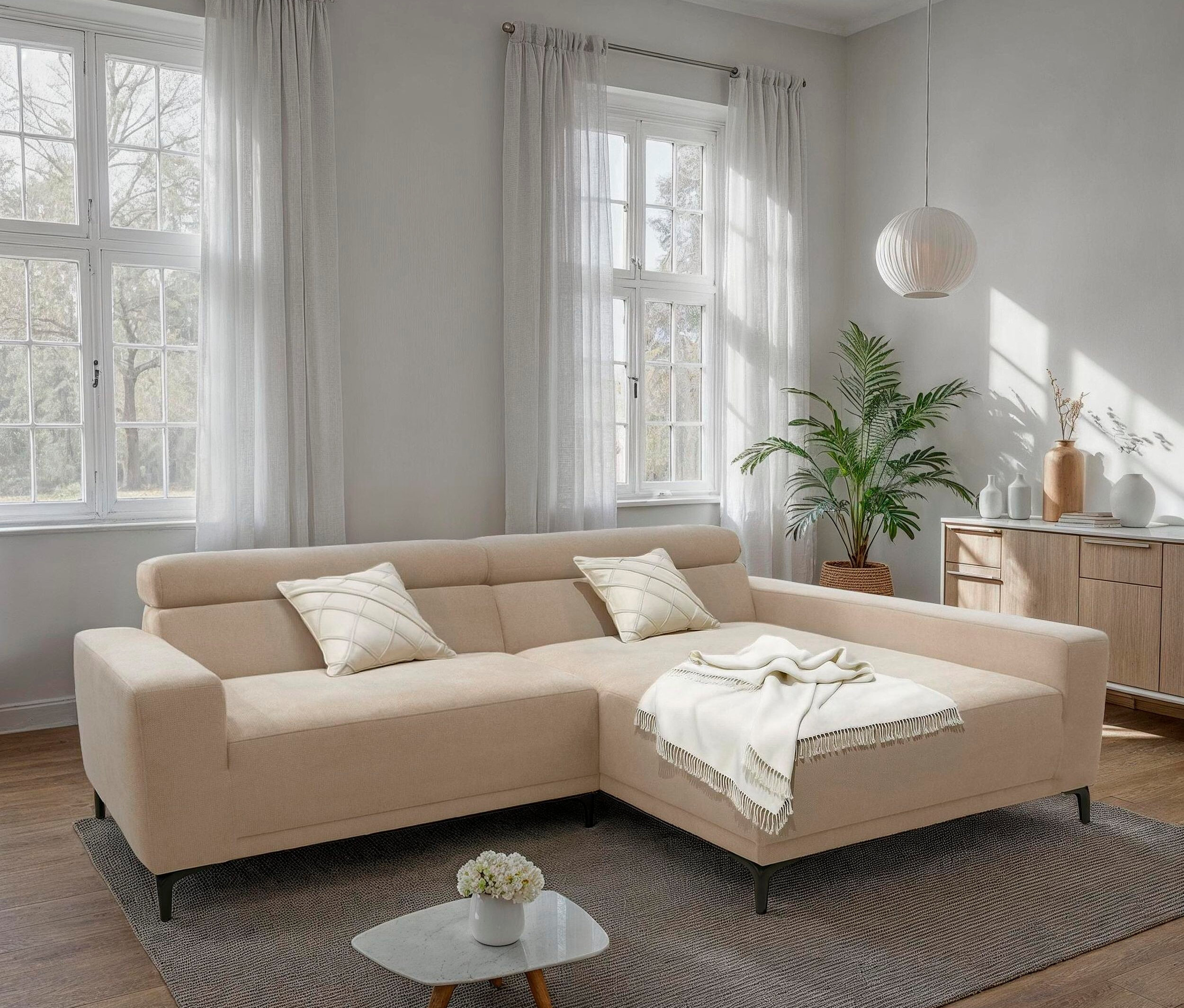 Beiges Ecksofa mit Kissen und Überwurf in einem Wohnzimmer.