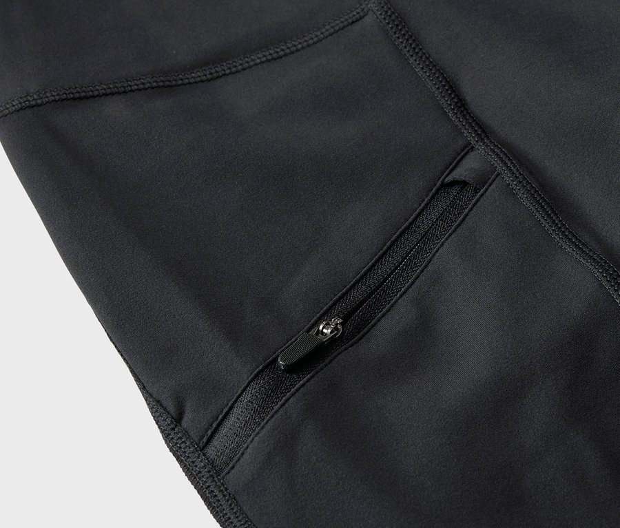 Detailaufnahme einer schwarzen 3/4-Trekking-Tight mit Reissverschlusstasche.