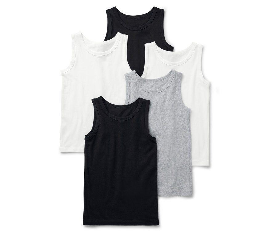 Fünf Kinder-Unterhemden in Schwarz, Weiß und Grau liegen übereinander.