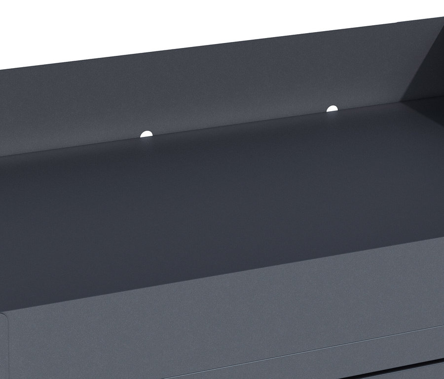 Detailaufnahme einer Paketbox mit Blumenkasten.