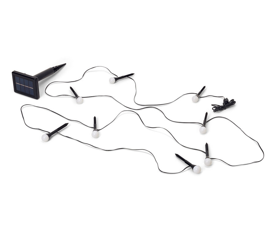Solar-Bodenlichterkette mit schwarzem Kabel und mehreren Lichtern auf weißem Hintergrund.