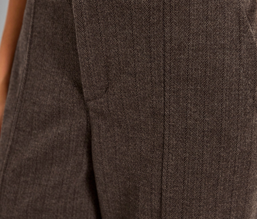 Nahaufnahme einer braunen Street One Hose Straight Leg mit Knopf.