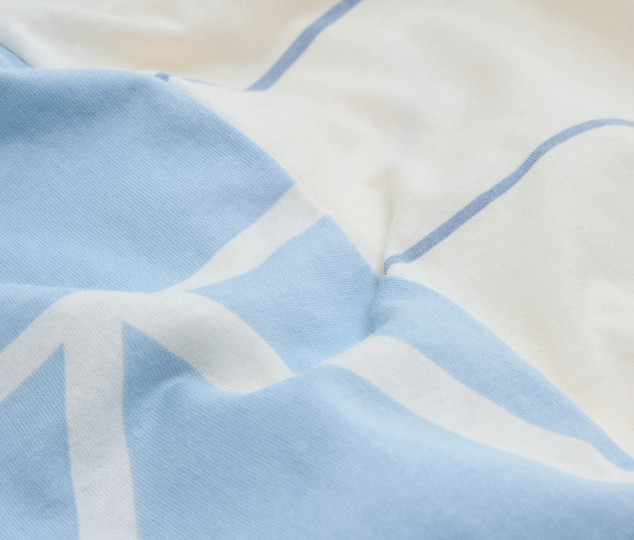 Nahaufnahme eines hellblauen und weißen Stoffes mit Streifen.