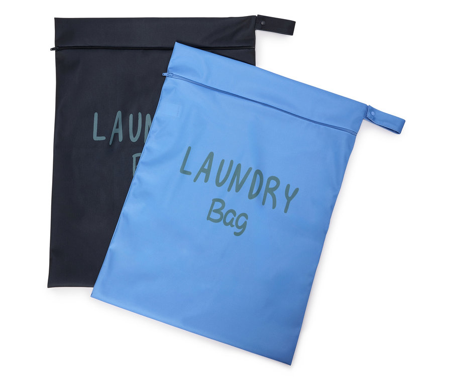 Draufsicht auf eine marineblaue und eine blaue Wäschetasche mit Kordelzug und der Aufschrift "Laundry Bag".