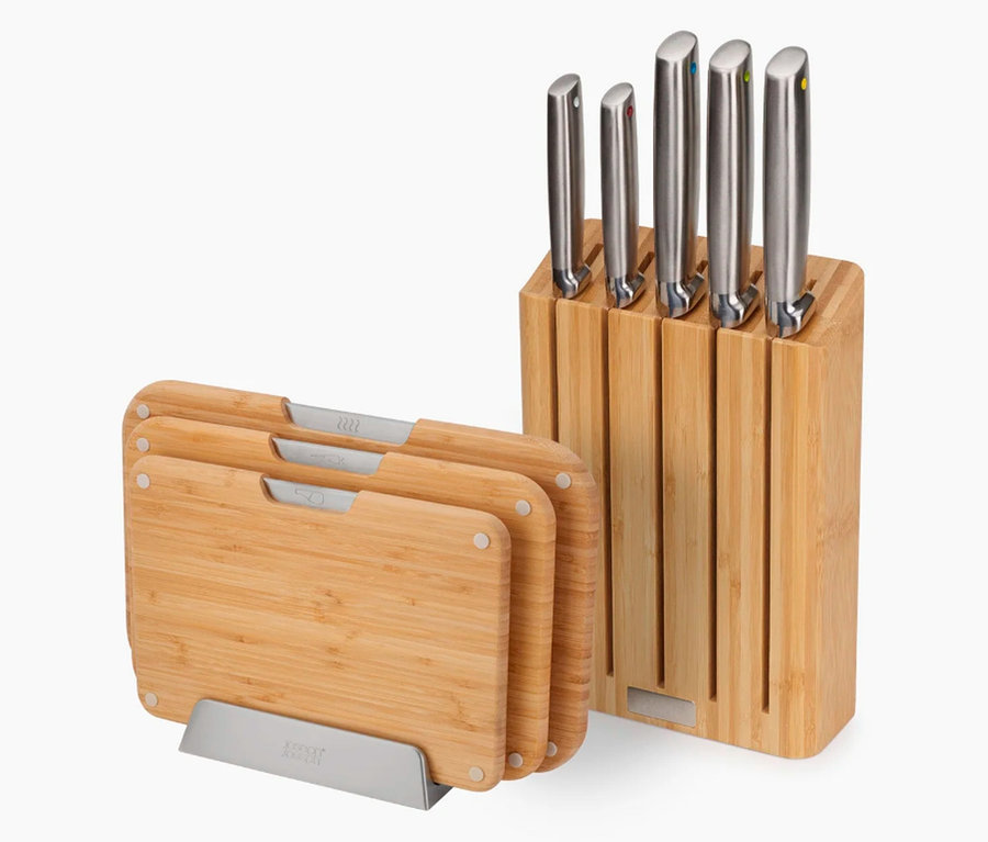 Joseph Joseph Schneidebretter und Messerblock aus Bambus stehen auf einem weißen Hintergrund.