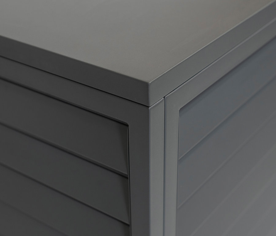 Detailaufnahme einer grauen Kommode mit horizontalen Lamellen.