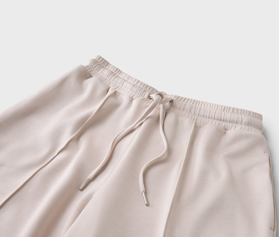 Nahaufnahme einer beigen Hose mit Kordelzug.