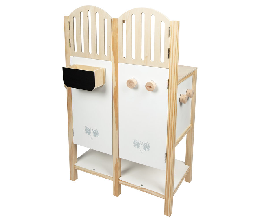 Der small foot Hobby-Horse-Pferdestall aus Holz mit Ablageflächen und einer Tafel zum Beschriften.