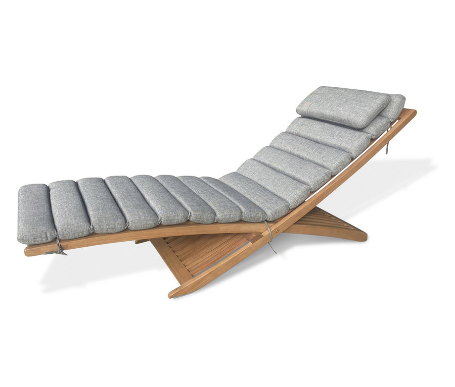Leco Sonnenliege aus Holz mit grauem Kissen auf hellem Hintergrund.
