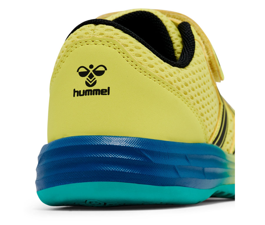 Detailansicht der Rückseite eines gelben Hummel-Schuhs mit blauer Sohle.