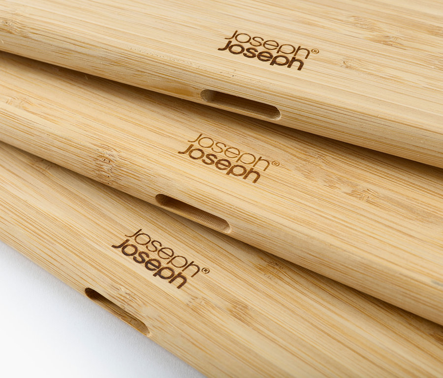 Drei Joseph Joseph Kochlöffel aus Bambus liegen übereinander.