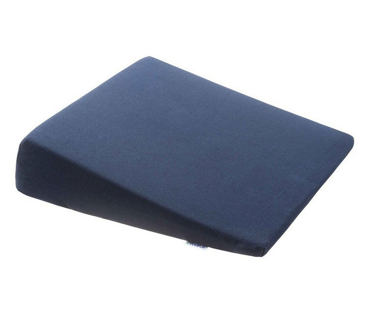Nahaufnahme des marineblauen TEMPUR® Keilsitzkissens auf weißem Hintergrund.