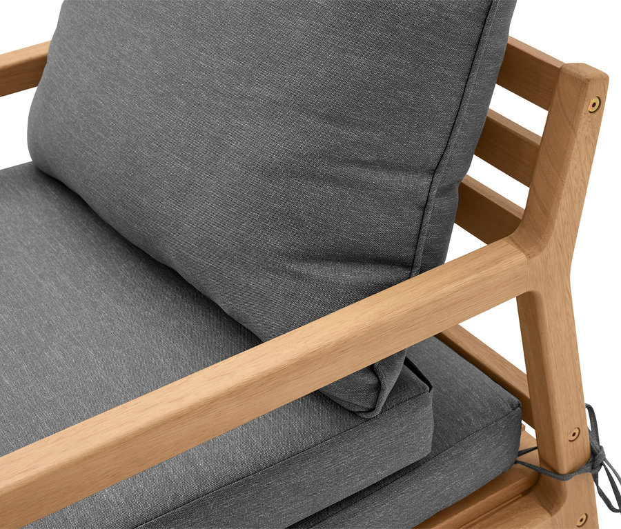 Detailansicht eines ausziehbaren Gartensessels mit grauen Kissen und hellem Holzrahmen.