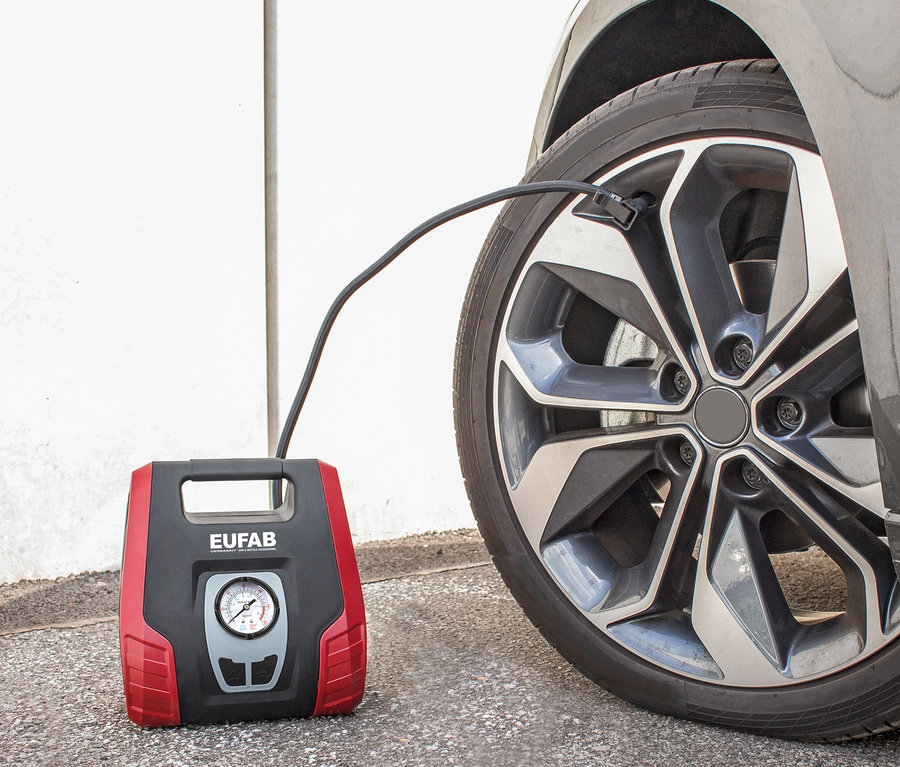 EUFAB-Dual-Power-Kompressor, 12/230 V ist an einen Autoreifen angeschlossen.
