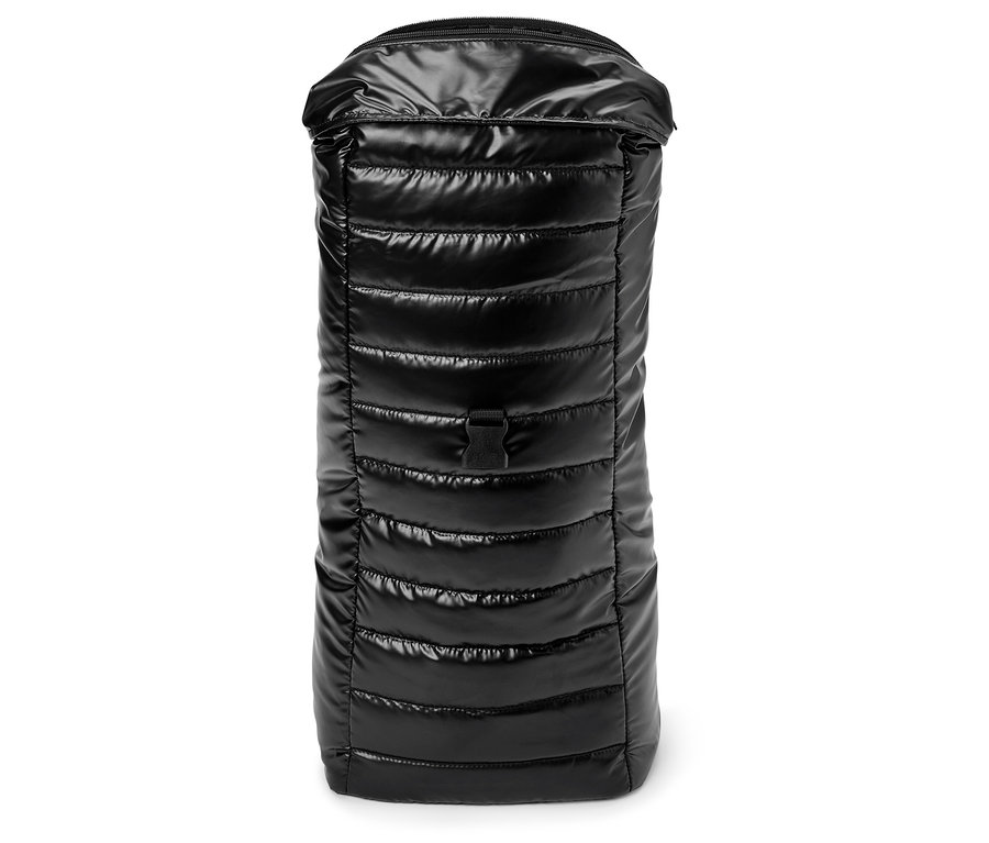 Ein schwarzer, gesteppter Rucksack mit glänzender Oberfläche und Reißverschluss.