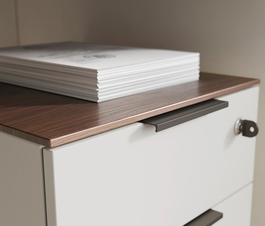 Auf der Oberseite des weißen Rollcontainers »GW-ANCONA« liegt ein Stapel weißer Blätter.