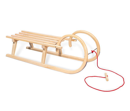 Ein leerer Pinolino Hörnerschlitten aus Holz mit einer roten Zugschnur liegt auf einem weißen Hintergrund.