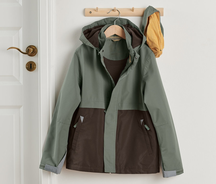 Eine Allwetterjacke hängt.