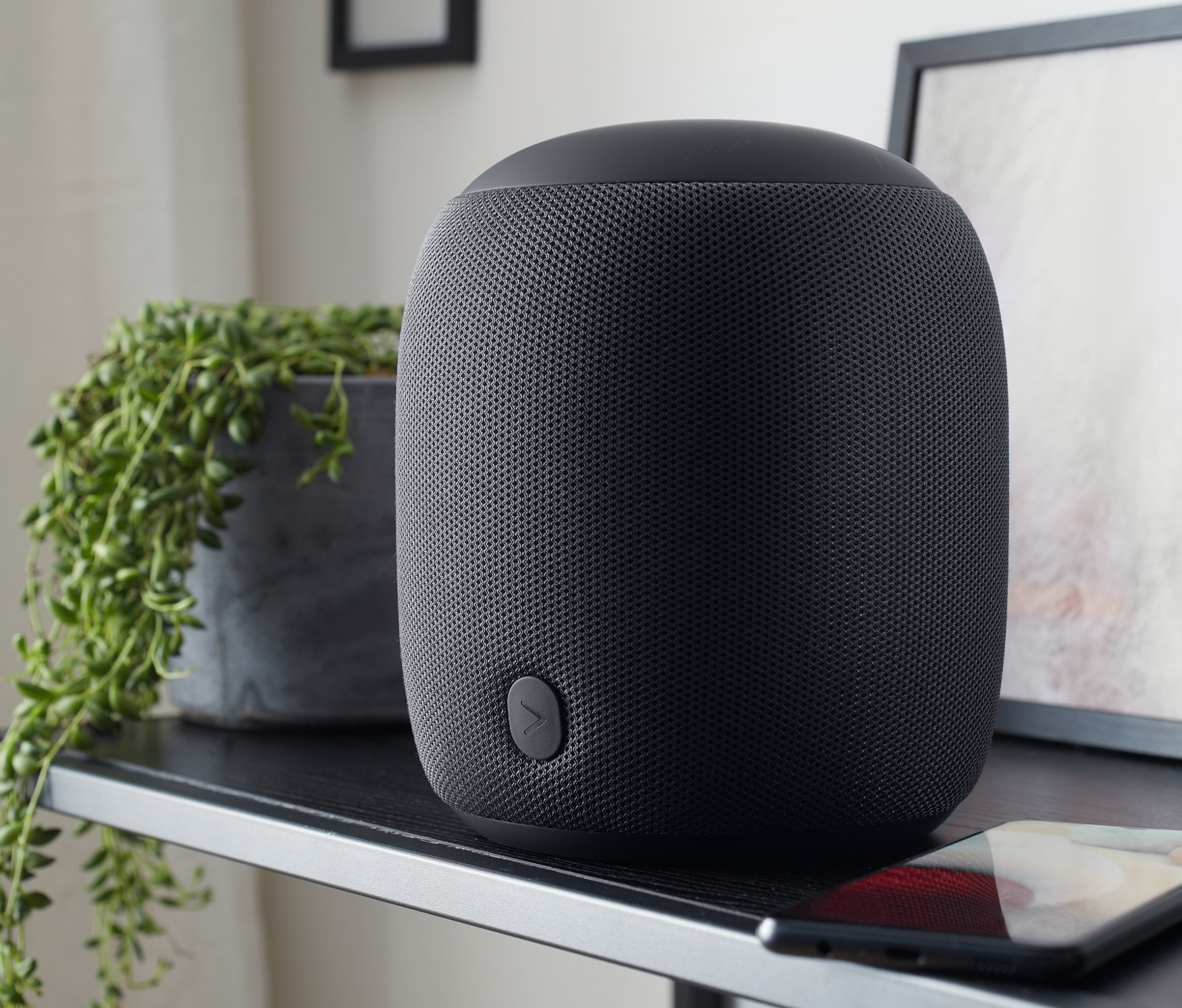 Anthrazitfarbener Design-Bluetooth®-Lautsprecher L auf einem Regal.