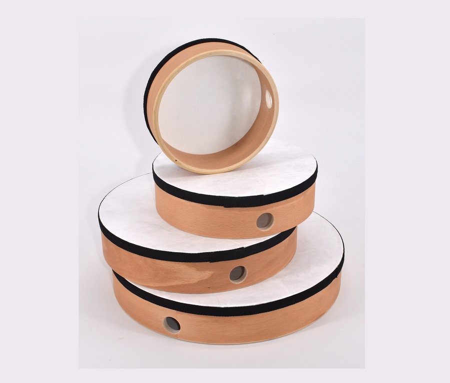 Drei Voggenreiter-VOLT-Familien-Trommel-Sets sind auf einem weißen Hintergrund gestapelt.