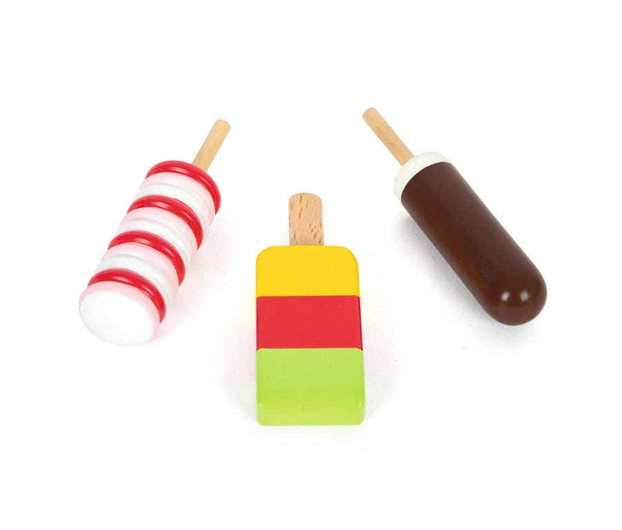Drei hölzerne Spielzeug-Eisstiele liegen auf einem weißen Hintergrund. small foot Eistheke »fresh«