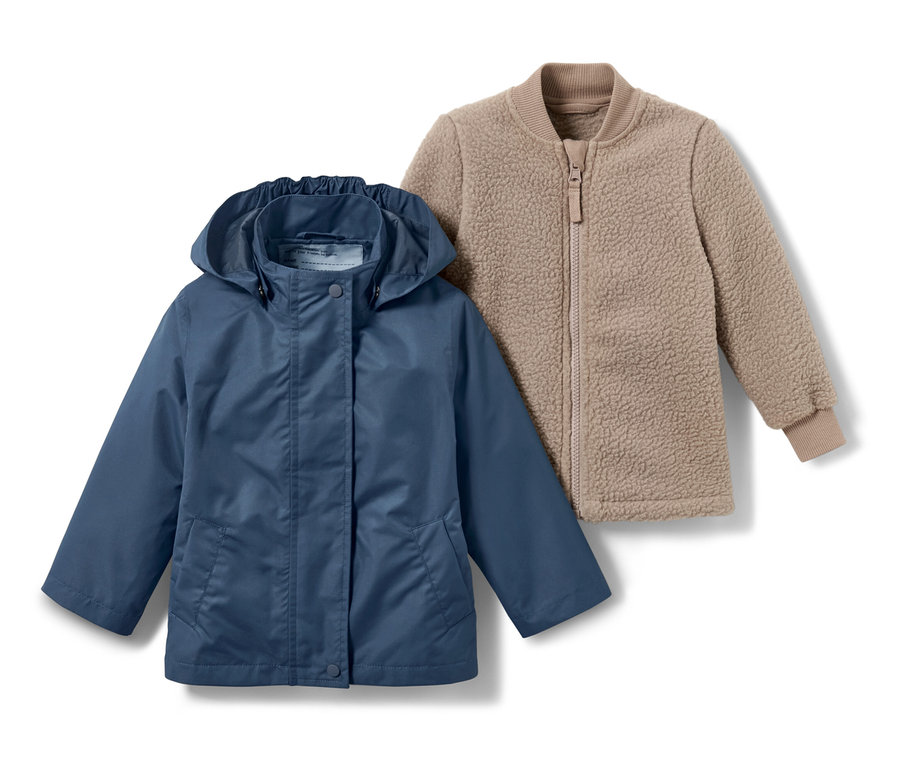 Eine blaue Kleinkind-3-in-1-Outdoorjacke neben einer beige Jacke.