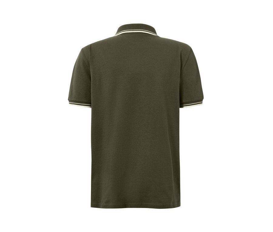 Detailansicht der Rückseite eines olivgrünen Piqué-Poloshirts mit weißen Streifen an Kragen und Ärmeln.