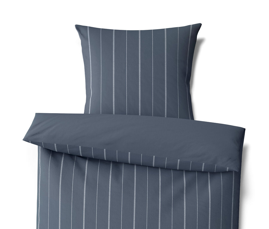 Blaue Winterjersey-Bettwäsche mit vertikalen weißen Streifen.