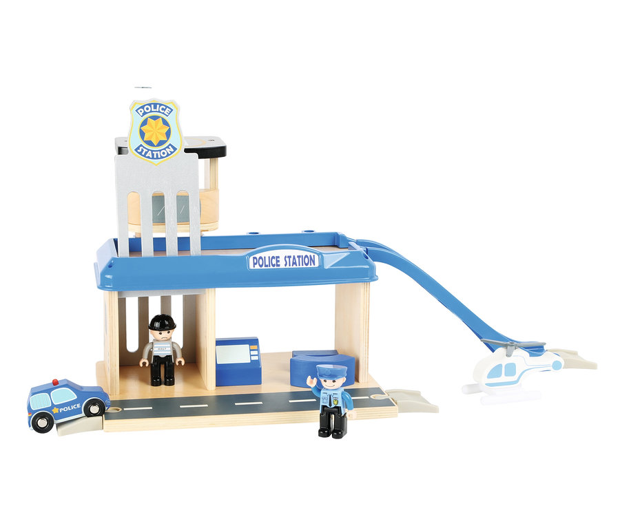 Eine hölzerne small foot Polizeiwache mit Zubehör, inklusive Auto, Figuren und Hubschrauber.